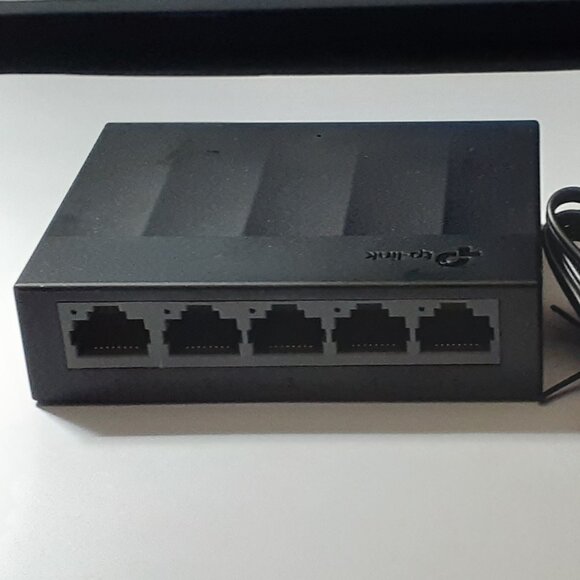 TP-Link Litewave 5 Port Gigabit Ethernet Switch Desktop Ethernet Splitter NWOB - Picture 1 of 8